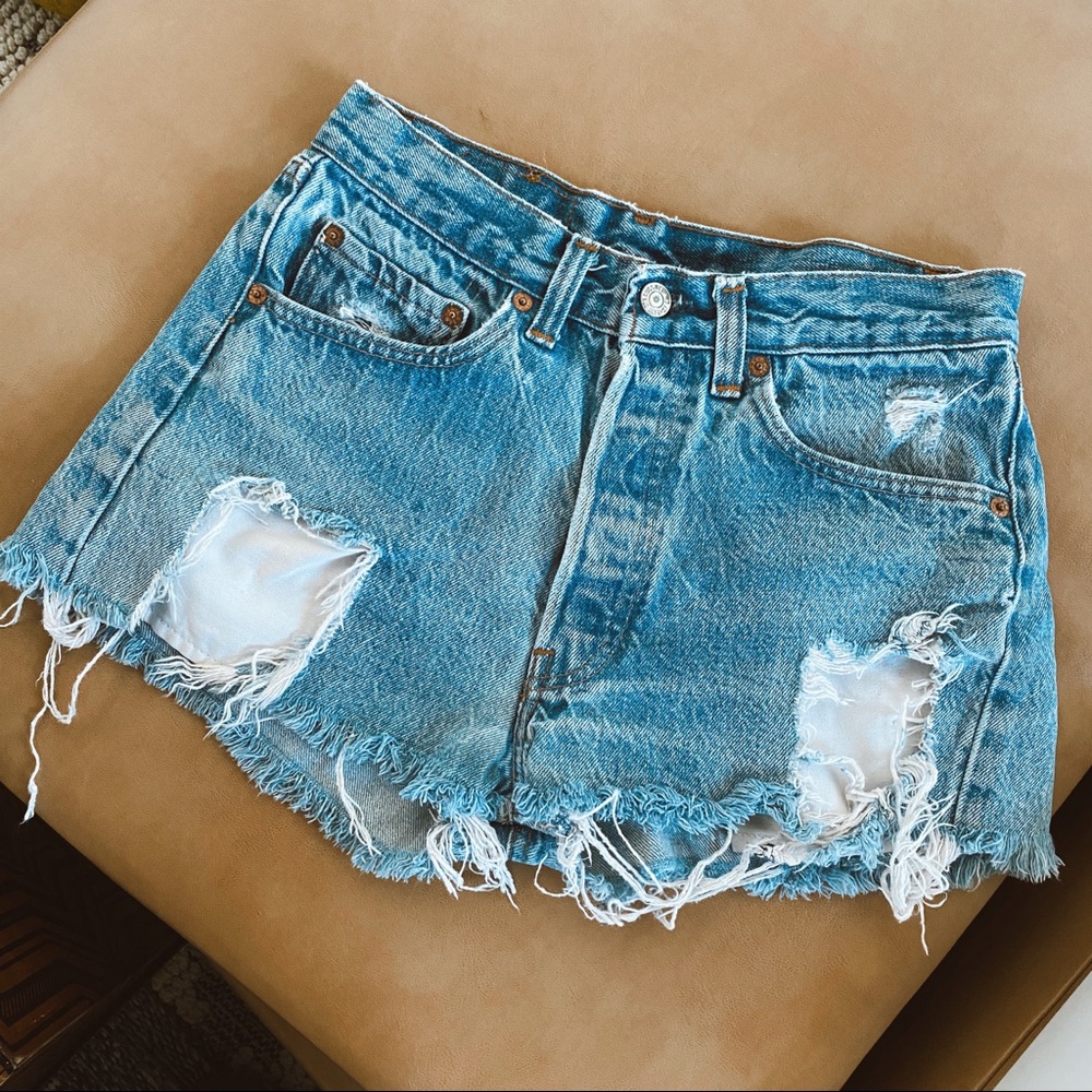 Vintage distressed Levi’s shorts - Picture 2 of 9